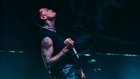 Chris Browns Bulge At Toronto Concert Is Going Viral, Fans React